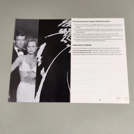 An open printed booklet or manual spread laid on a light gray surface, showing a black-and-white photo of two people on the left page and Spanish text blocks on the right page.