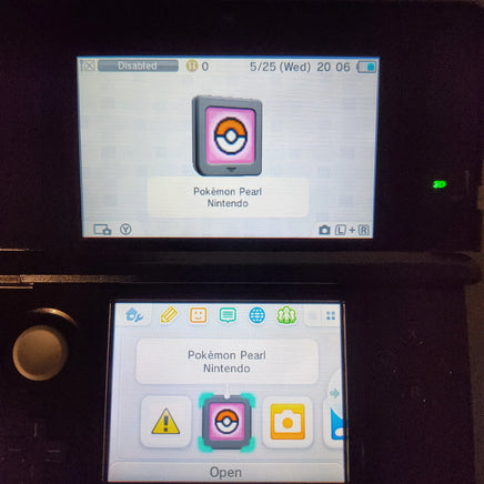 A close-up of a Nintendo DS screen showing a Pokémon Pearl Version game, with another screen above it displaying the item icon and the text 'Pokémon Pearl Nintendo.'.